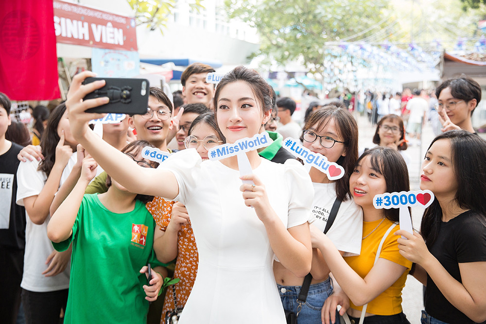 Hoàng Thuỳ mặc váy quây khoe vòng 1 trễ nải gợi cảm ảnh 12