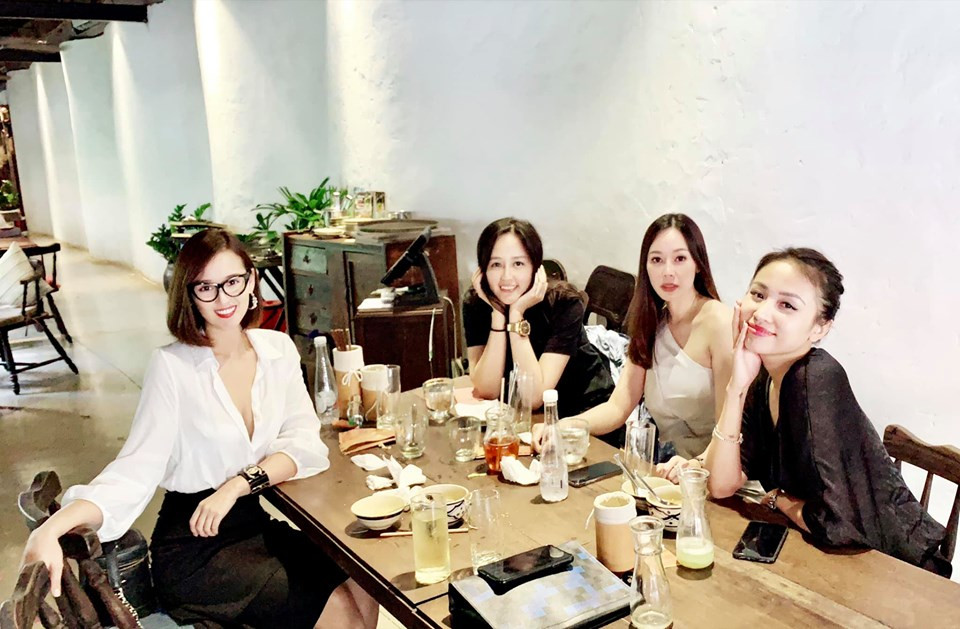 Hoàng Thuỳ mặc váy quây khoe vòng 1 trễ nải gợi cảm ảnh 8