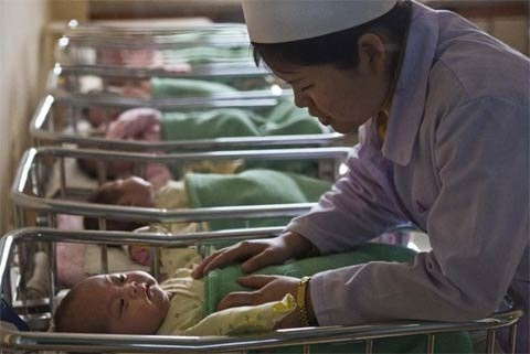 Một y tá chăm sóc trẻ sơ sinh bên trong Bệnh viện Phụ sản Bình Nhưỡng ngày 20/2