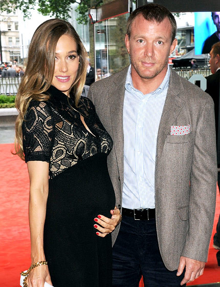 Đạo diễn Guy Ritchie, chồng cũ của nữ hoàng nhạc pop Madonna, vui mừng khi đính hôn với cô bạn gái Jacqui Ainsley vào tháng 10. Chỉ 1 tháng trước đó, Jacqui đã sinh cho đạo diễn 