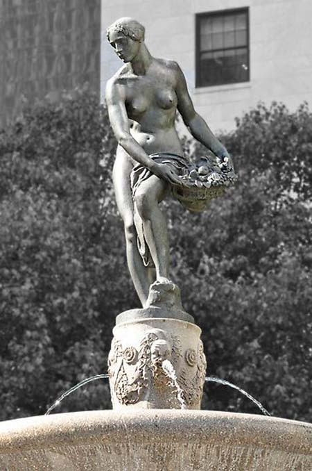 Audrey trong hình tượng nữ thần Pomona bằng đồng giữa Đường 59 và Phố số 5. Audrey trong hình tượng nữ thần Pomona bằng đồng giữa Đường 59 và Phố số 5.. Audrey trong hình tượng nữ thần Pomona bằng đồng giữa Đường 59 và Phố số 5. Audrey trong hình tượng nữ thần Pomona bằng đồng giữa Đường 59 và Phố số 5.