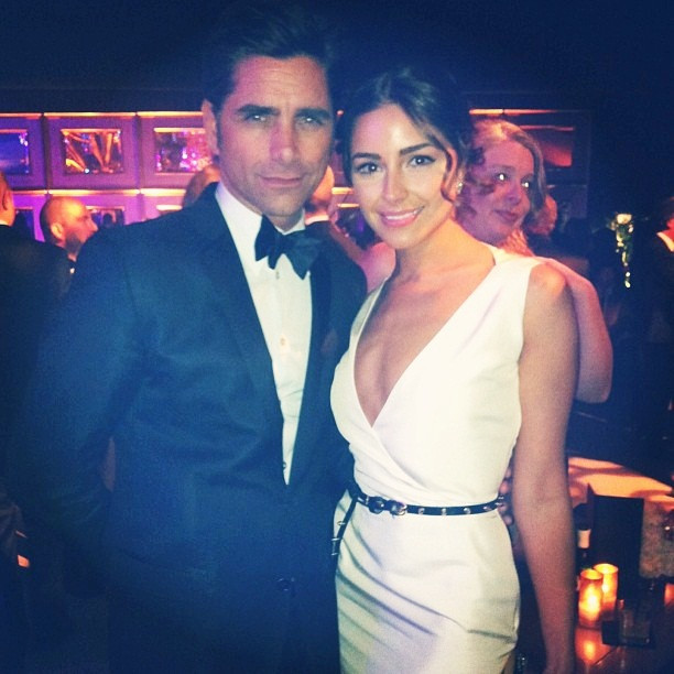 Tại bữa tiệc hậu Oscar, cô cũng tranh thủ chụp ảnh cùng bạn bè