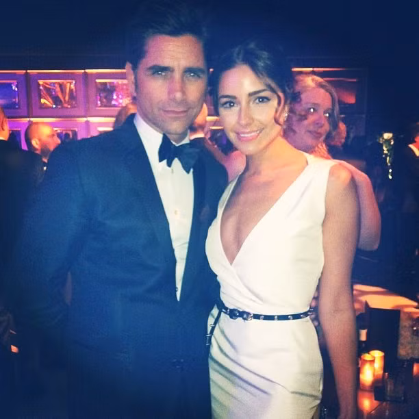 Tại bữa tiệc hậu Oscar, cô cũng tranh thủ chụp ảnh cùng bạn bè