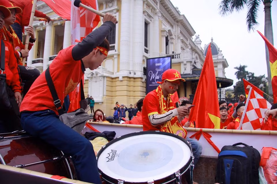 CĐV diễu hành rầm rập trên phố Hà Nội trước chung kết AFF Cup ảnh 7