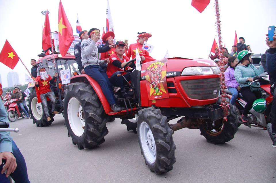 Cổ động viên vỡ òa sau bàn mở tỷ số của Anh Đức ảnh 40