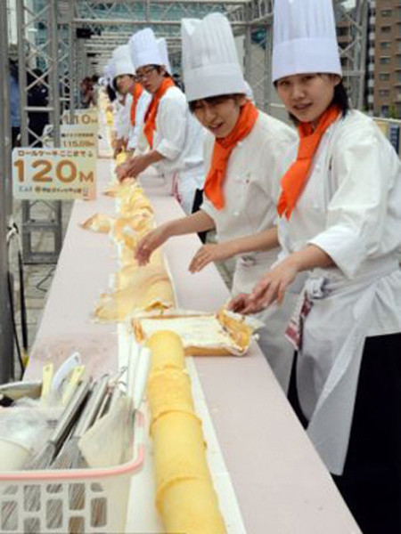 Chiếc bánh “khủng” trước... 