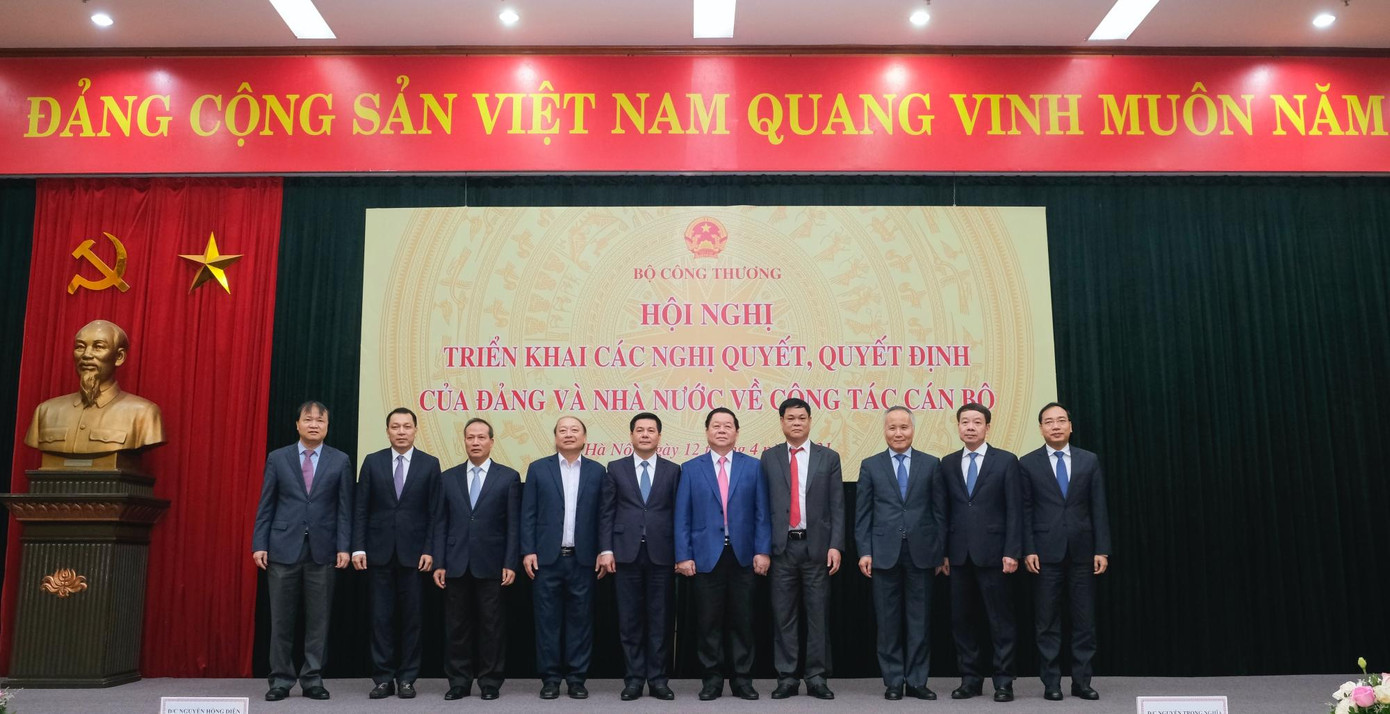 Ông Nguyễn Hồng Diên chụp ảnh lưu niệm với lãnh đạo Ban Tuyên giáo Trung ương và các lãnh đạo Bộ Công Thương