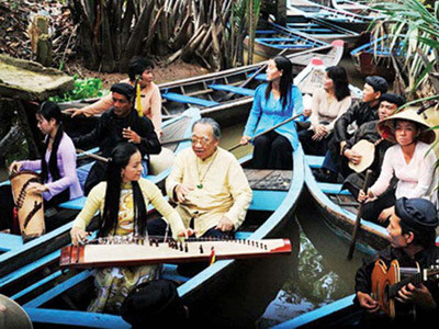 Viện sĩ Trần Văn Khê đang thưởng thức âm nhạc truyền thống vùng sông nước 