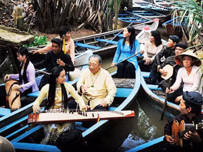 Viện sĩ Trần Văn Khê đang thưởng thức âm nhạc truyền thống vùng sông nước 