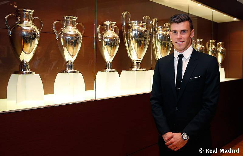 Bale trong phòng truyền thống nơi trưng bày bộ sưu tập danh hiệu đồ sộ của Real Madrid