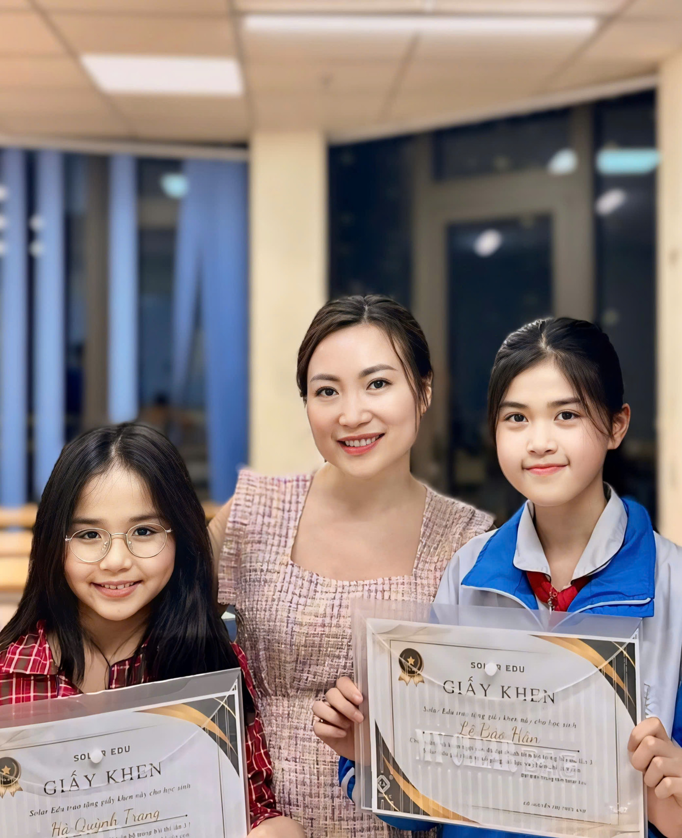 Cô Thủy Anh (giữa) và học sinh của mình. Ảnh: NVCC