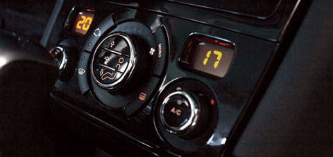 Điều hòa tự động 2 vùng độc lập với cửa cho hàng ghế sau, ngăn làm mát phía trước