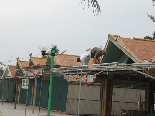 Người dân ở Cửa Lò chằng chống lại quán xá ven bãi biển trước khi bão đổ bộ - Ảnh: Khánh Hoan - TNO