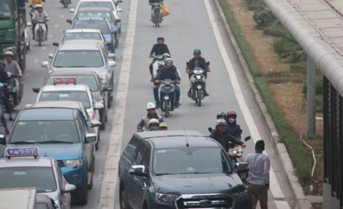 Ôtô xếp hàng dài nhường đường xe buýt nhanh ảnh 1