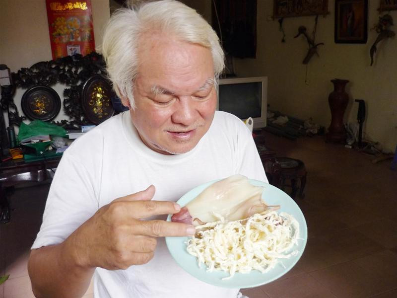 TS Nguyễn Văn Khải phân biệt mực được tẩy bằng hoá chất nồng độ cao và mực sấy khô thông thường