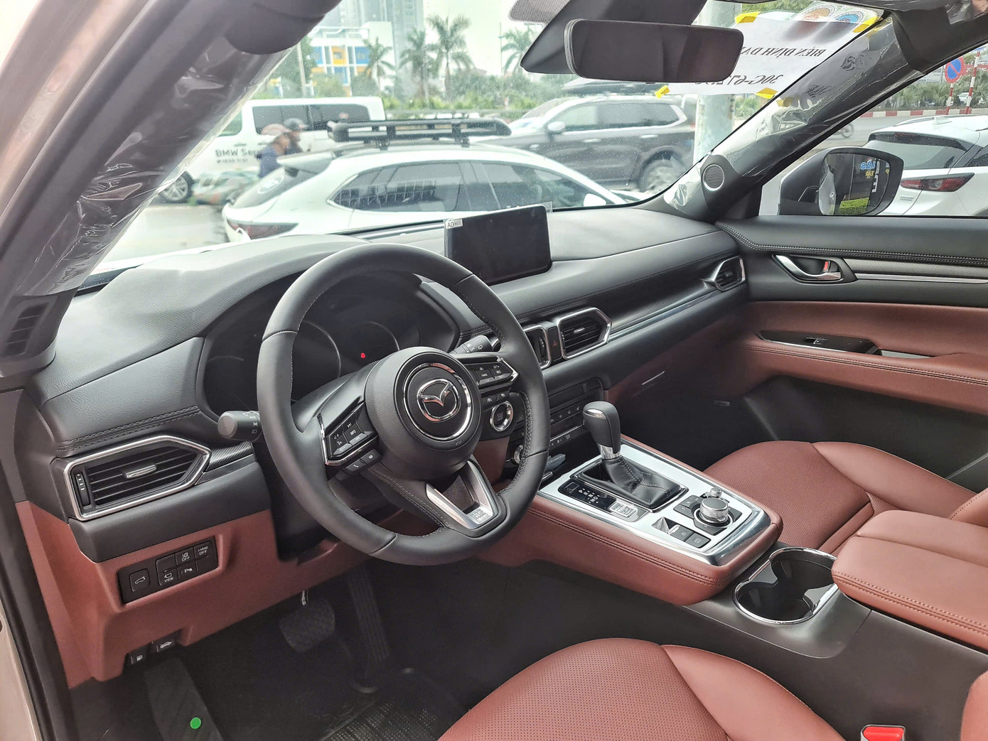 Nội thất của xe với màu đỏ mới.