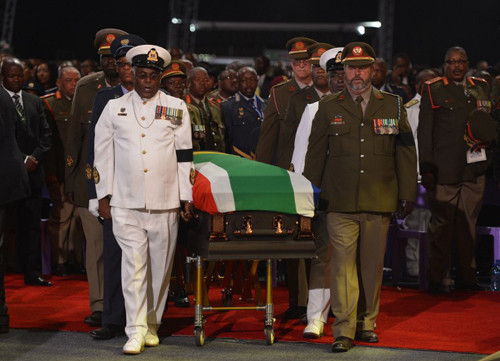 Quan tài phủ quốc kỳ của Mandela được đẩy vào hội trường, đặt ở trung tâm, trên những miếng da bò, bao quanh là 95 ngọn nến, mỗi ngọn tượng trưng cho một năm trong cuộc đời oanh liệt của ông, từ tù nhân trở thành tổng thống da màu đầu tiên của Nam Phi