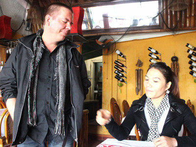 Vợ chồng anh Carl hạnh phúc bên quán Hội An Hải sản do họ gây dựng 