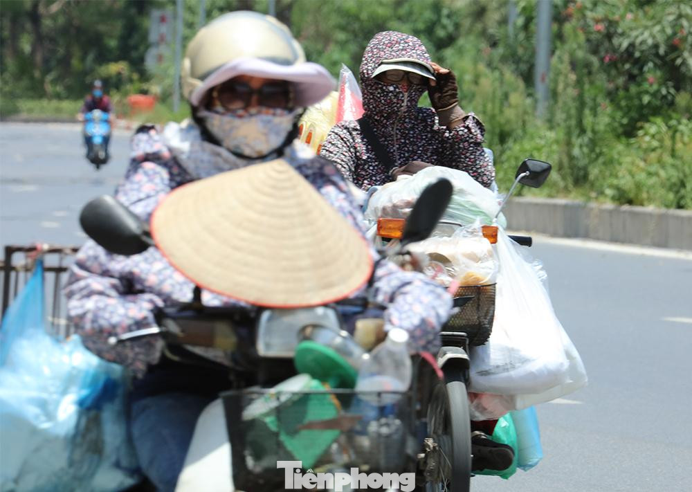 Theo Trung tâm Khí tượng thủy văn, khu vực Hà Nội hôm nay nắng nóng gay gắt và đặc biệt gay gắt với nhiệt độ cao nhất phổ biến 38-40 độ C, có nơi trên 40 độ C; chiều tối có lúc có mưa rào và dông, trong mưa dông khả năng xảy ra lốc, sét và gió giật mạnh.