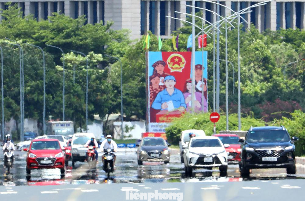 Mặt đường xuất hiện ảo ảnh trên đường Lê Đức Thọ
