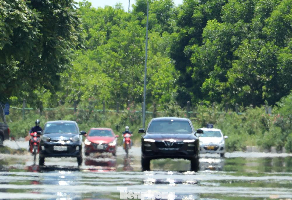 Trên đường Đại lộ Thăng Long hướng về đường Phạm Hùng, mặt đường bốc hơi