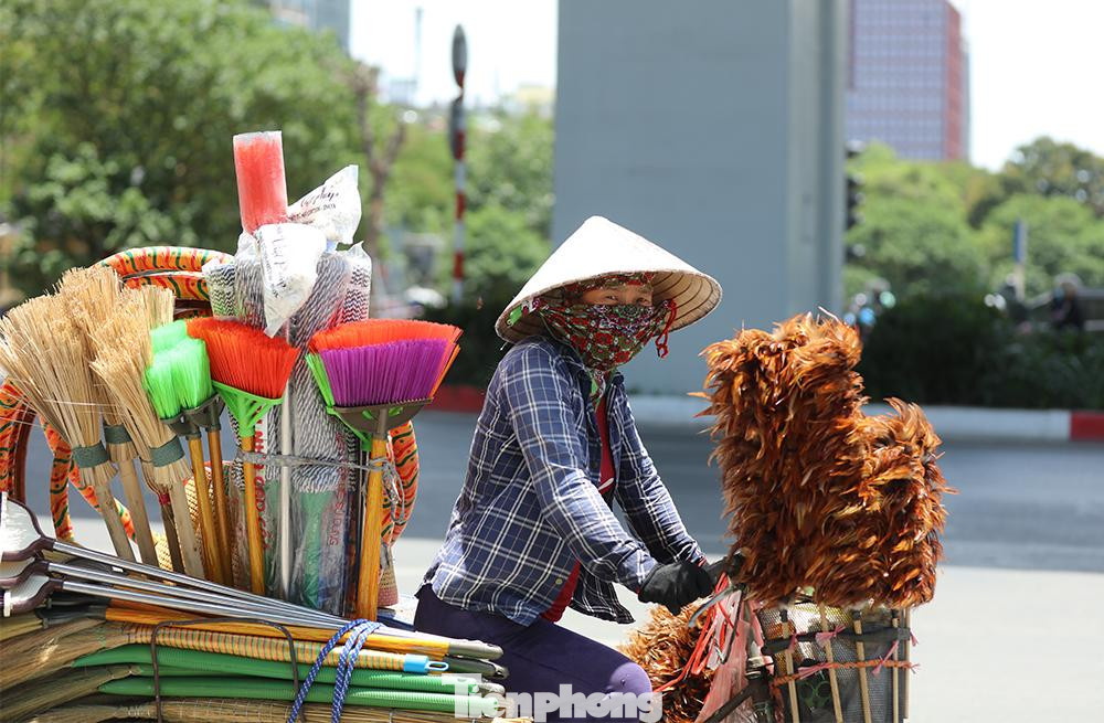 Người buôn bán hàng rong rất vất vả với cái nắng nóng gay gắt
