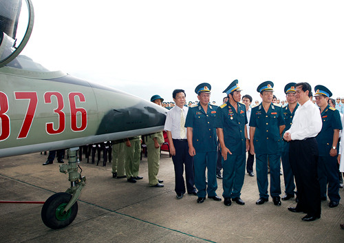Thủ tướng Nguyễn Tấn Dũng nghe báo cáo về công tác huấn luyện chiến đấu tại Trung đoàn Không quân 910. Ảnh: VGP/Nhật Bắc