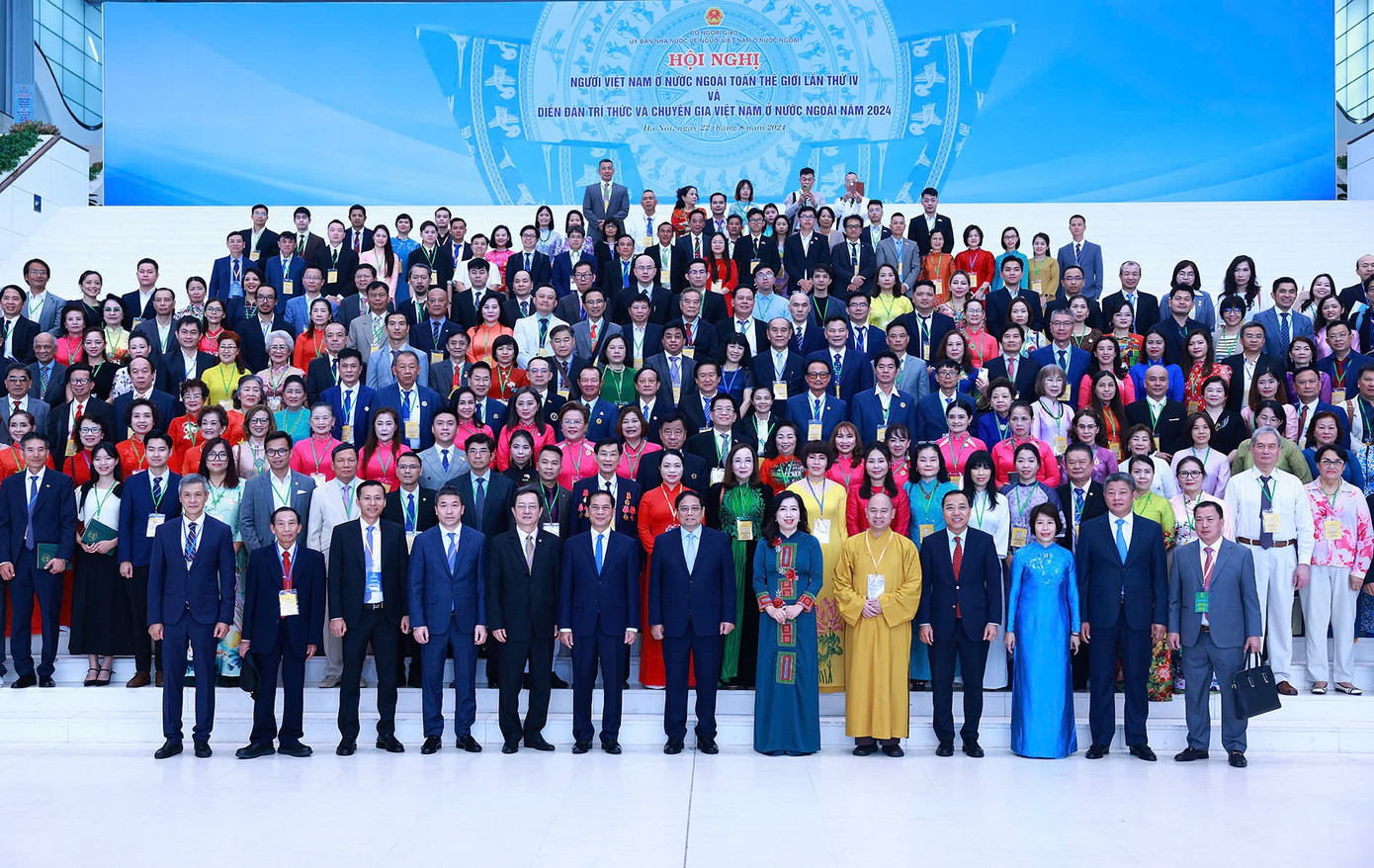 Thủ tướng Phạm Minh Chính chụp ảnh cùng các đại biểu dự hội nghị. (Ảnh: Nhật Minh)