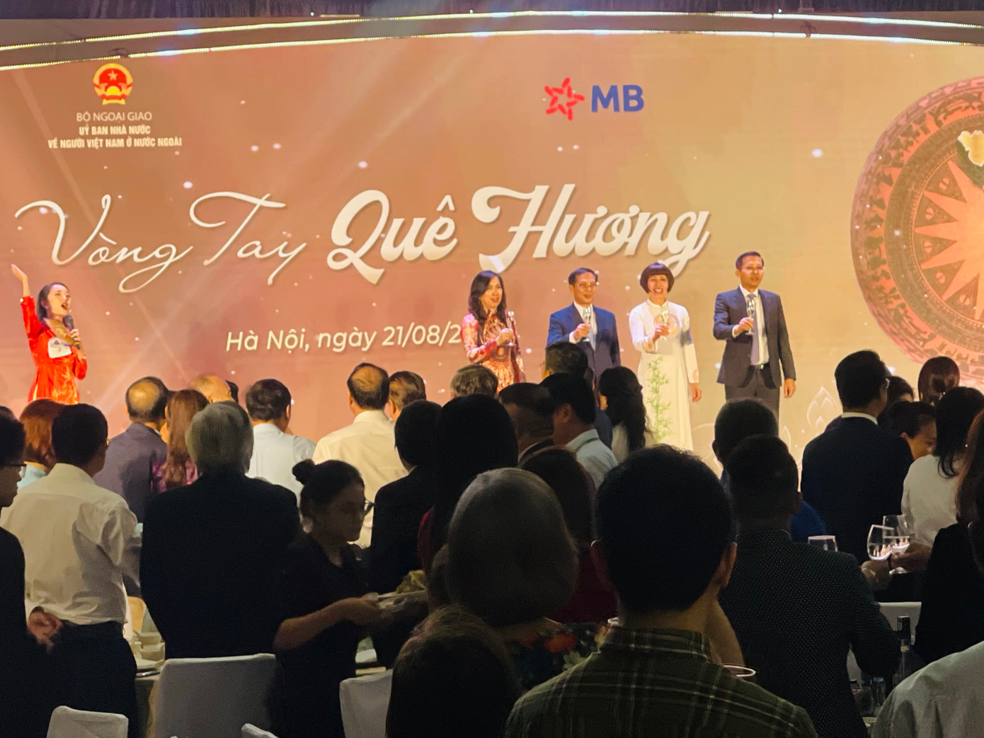Bộ trưởng Ngoại giao Bùi Thanh Sơn chủ trì Tiệc chào mừng "Vòng tay Quê hương". (Ảnh: L.A)