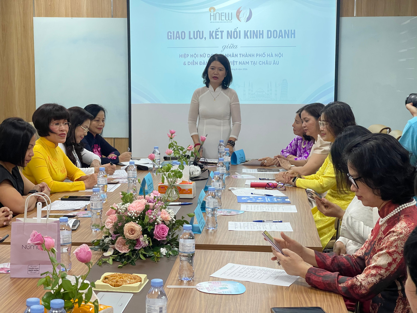 Bà Nguyễn Thị Hoài Hương - Phó Chủ tịch Hiệp hội Nữ doanh nhân thành phố Hà Nội, phát biểu.