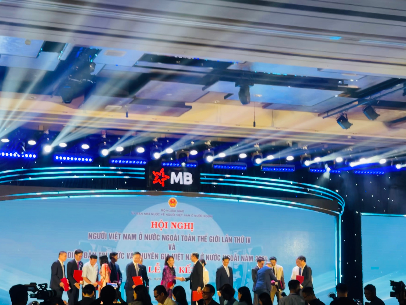 Các đại diện ký thỏa thuận hợp tác và biên bản ghi nhớ. (Ảnh: L.A)