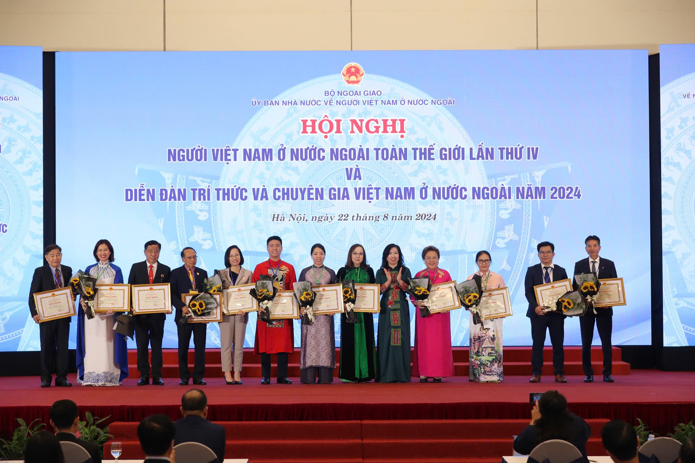 Các cá nhân và đại diện tập thể được trao tặng bằng khen. (Ảnh: Dương Tiêu)