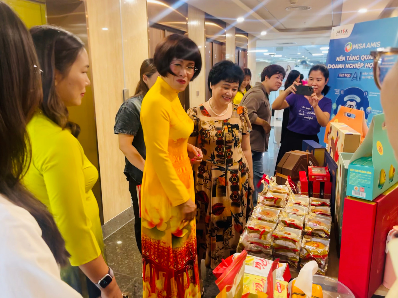 Các đại biểu tham quan gian hàng của nữ doanh nhân Hà Nội. (Ảnh: L.A)