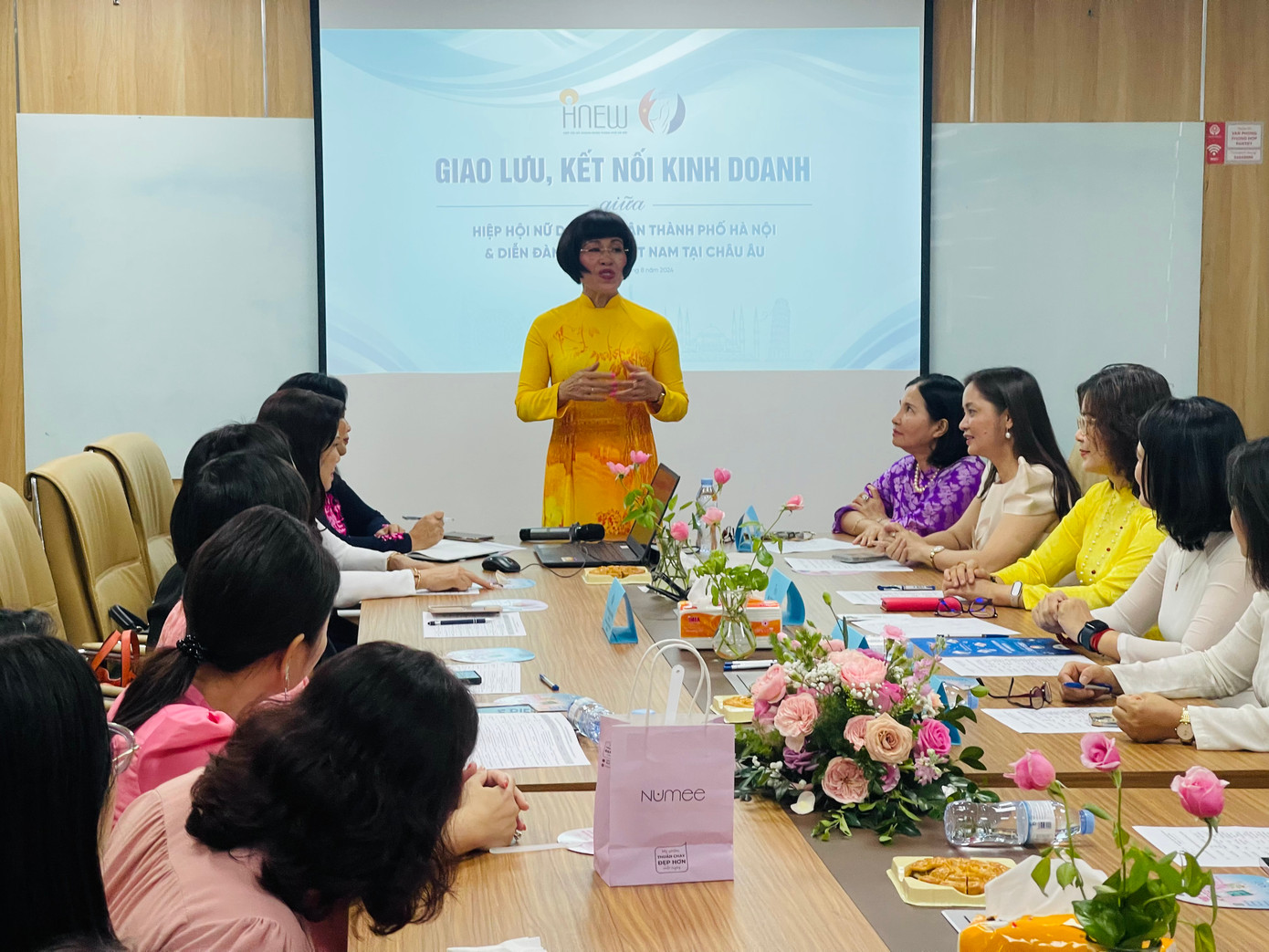 Bà Phan Bích Thiện - Chủ tịch Diễn đàn Phụ nữ Việt Nam tại châu Âu, phát biểu.