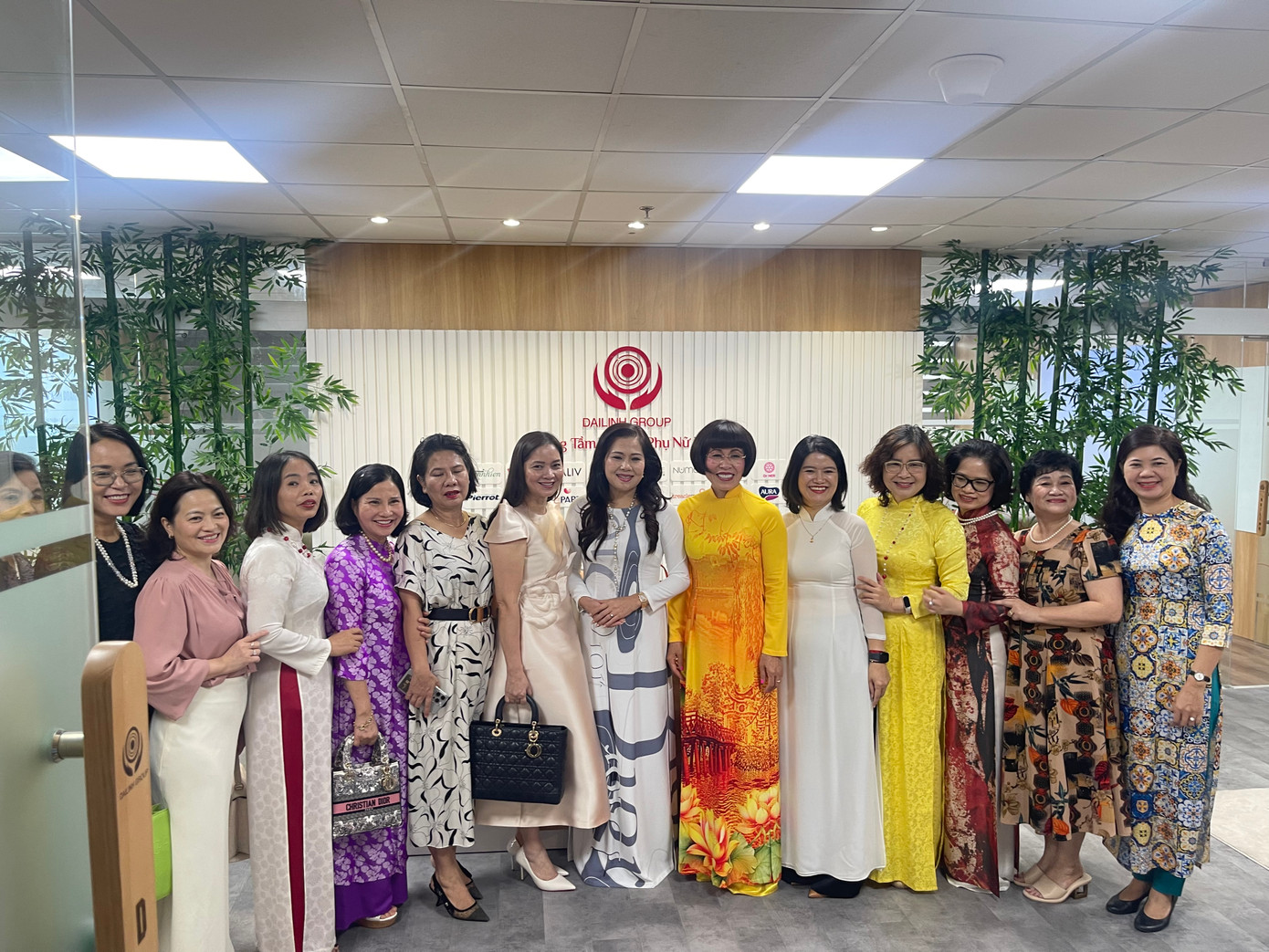 Đại diện Diễn đàn Phụ nữ Việt Nam tại châu Âu và Hiệp hội Nữ doanh nhân thành phố Hà Nội. (Ảnh: L.A)