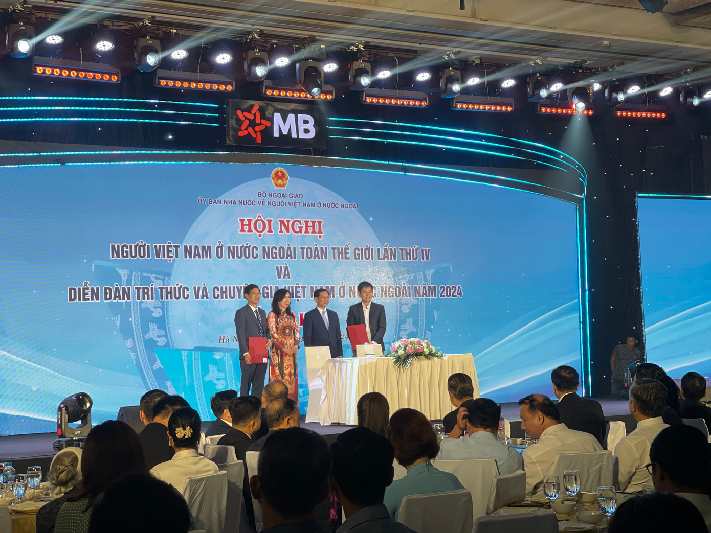 Bộ trưởng Ngoại giao Bùi Thanh Sơn và Thứ trưởng Ngoại giao Lê Thị Thu Hằng chứng kiến các đơn vị ký kết thoả thuận hợp tác. (Ảnh: L.A)