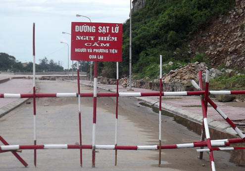 Tại nhiều đoạn sạt lở do bão tàn phá, cơ quan chức năng phải cấm đường