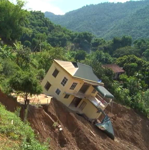 Kinh hãi nhìn ngôi nhà 2 tầng cheo leo bên bờ vực ảnh 4