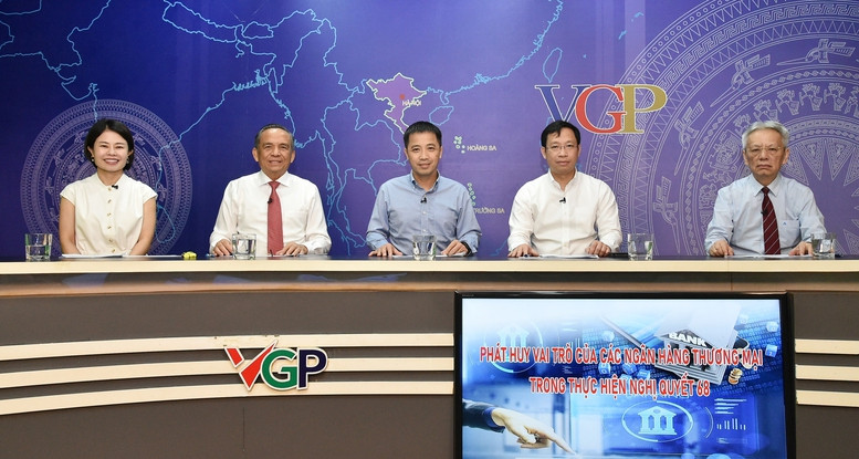 Các vị khách mời tham gia toạ đàm ngày 27/6 (ảnh: VGP/Dương Tuấn). Các vị khách mời tham gia toạ đàm ngày 27/6 (ảnh: VGP/Dương Tuấn).