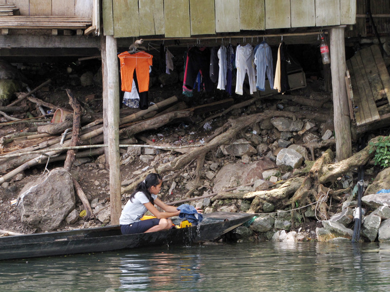 Cuộc sống của người dân còn nhiều khó khăn. Cuộc sống của người dân nơi đây vẫn còn nhiều khó khăn
