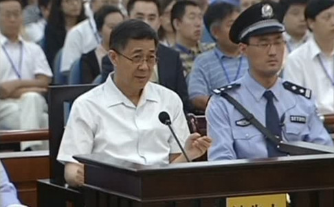 Ông Bạc Hy Lai vẫn giữ phong thái bình tĩnh trong ngày thứ hai đối mặt với tòa 