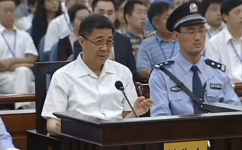 Ông Bạc Hy Lai vẫn giữ phong thái bình tĩnh trong ngày thứ hai đối mặt với tòa 