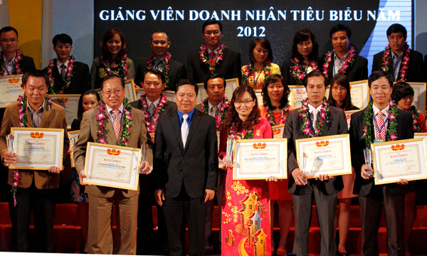 Trong số những người được vinh danh, Phó Chủ tịch Thường trực Trung ương Hội LHTN Việt Nam Nguyễn Phi Long đã trao cúp và bằng khen 5 giảng viên doanh nhân có nhiều cống hiến nhất