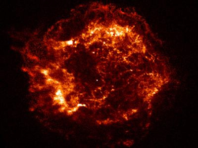 Bức hình do kính Thiên văn vũ trụ tia X Chandra chụp Cas A - phần tàn dư của một vụ nổ của một ngôi sao thuộc chùm Cassiopeia. Hình ảnh này cho thấy cường độ khí nóng phát ra từ vụ nổ này có đường kính 10 năm ánh sáng