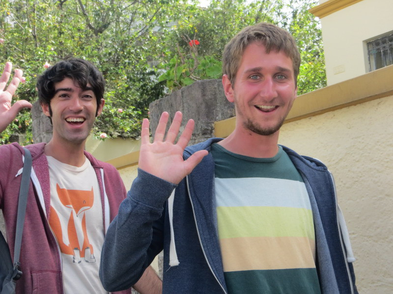 Các bạn quốc tế chào đoàn diễn tập