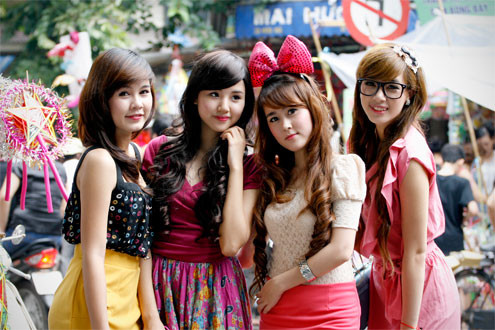 Chiều 10/9, những sinh viên duyên dáng, trẻ trung, đạt danh hiệu từ nhiều cuộc thi tài năng trên toàn quốc cùng hòa nhập với không khí Trung thu đang tràn ngập phố cổ (Hà Nội)