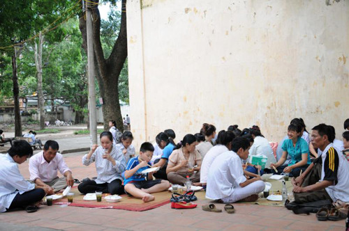 Mọi người tranh thủ ăn uống sau buổi sáng thi. Mọi người tranh thủ ăn uống sau buổi sáng thi.