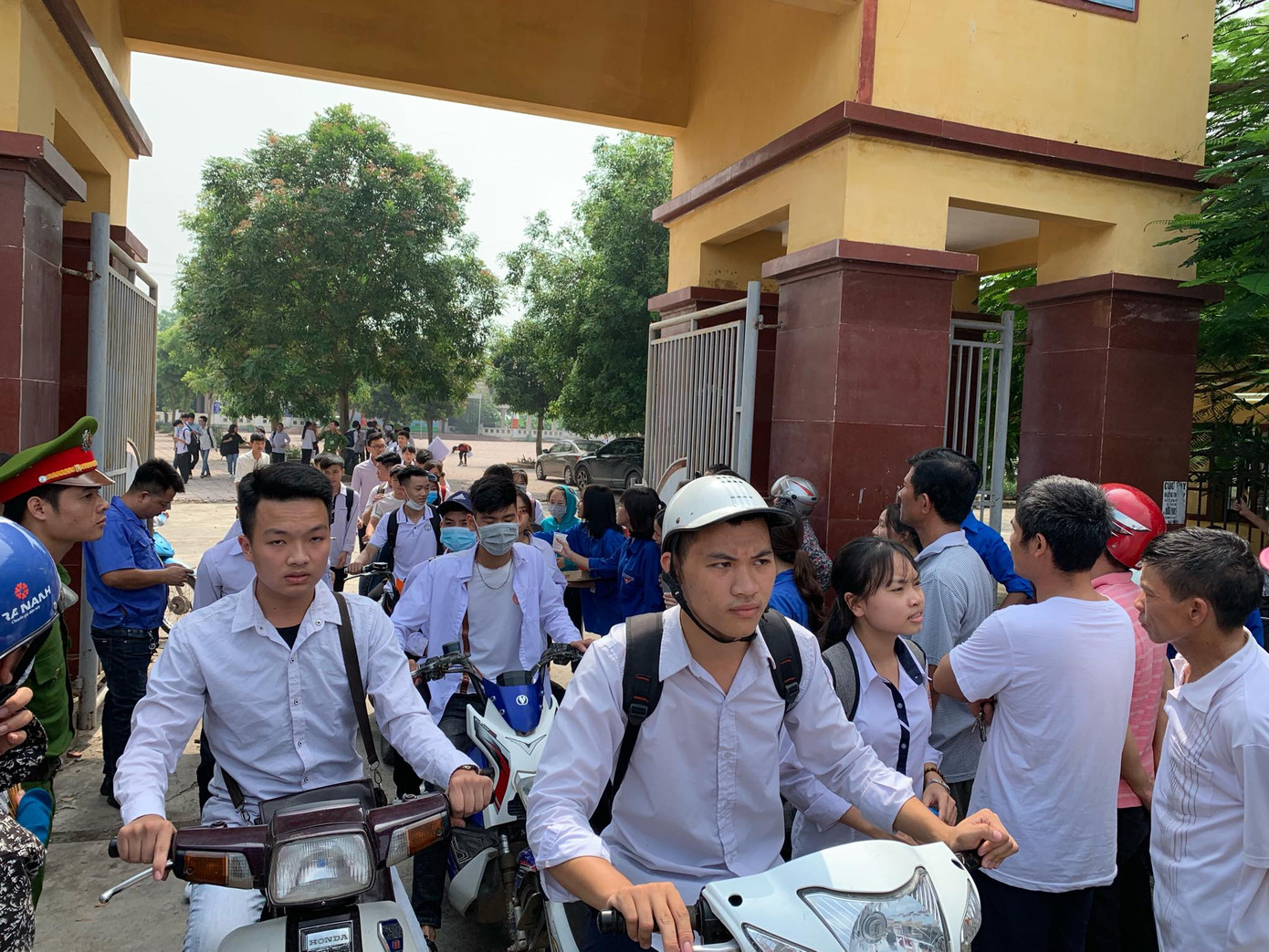 Ngày đầu thi THPT 2019: Siết chặt an ninh, cập nhật giải đề thi Ngữ Văn ảnh 60