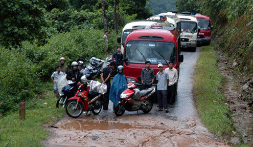 Khoảng một giờ sau khi tuyến đường bị sạt lở, lực lượng chức năng đã huy động máy móc đến khắc phục sự cố. Đến hơn 11h trưa 20/6, các xe có thể di chuyển qua đoạn đường này