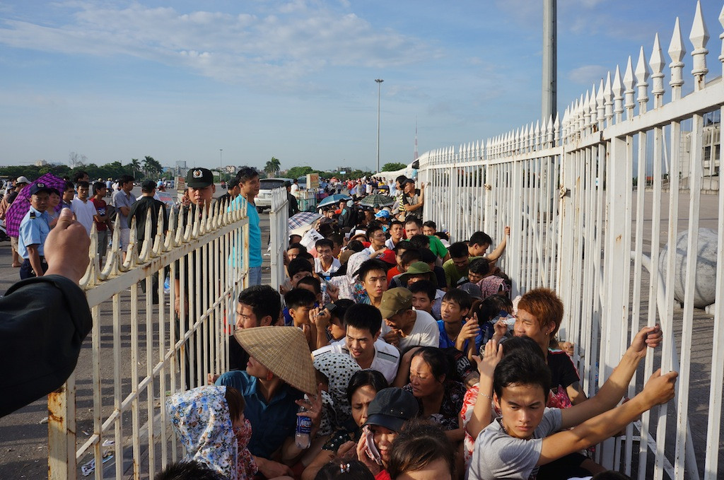 Hàng ngàn người hâm mộ nhẫn nại xếp hàng chờ mua vé trong nắng nóng